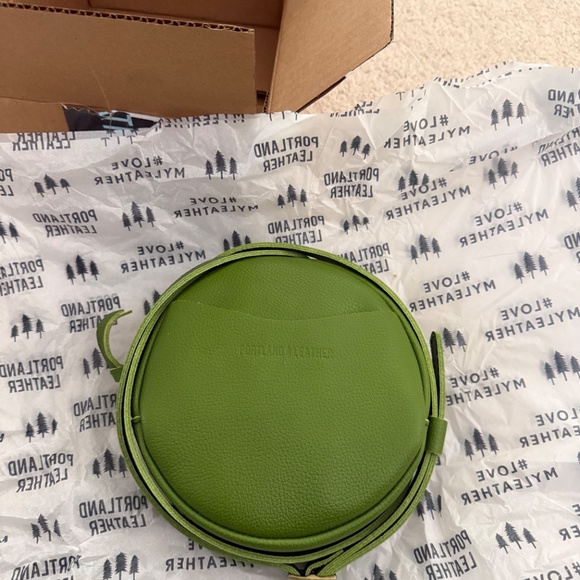 Brand new Portland Leather round kiwi bag - Picture 4 of 4